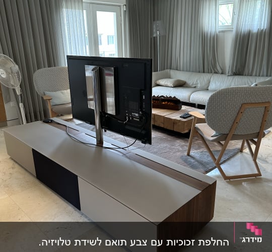 מנורת זכוכית עומדת ליד ספה בחדר מגורים